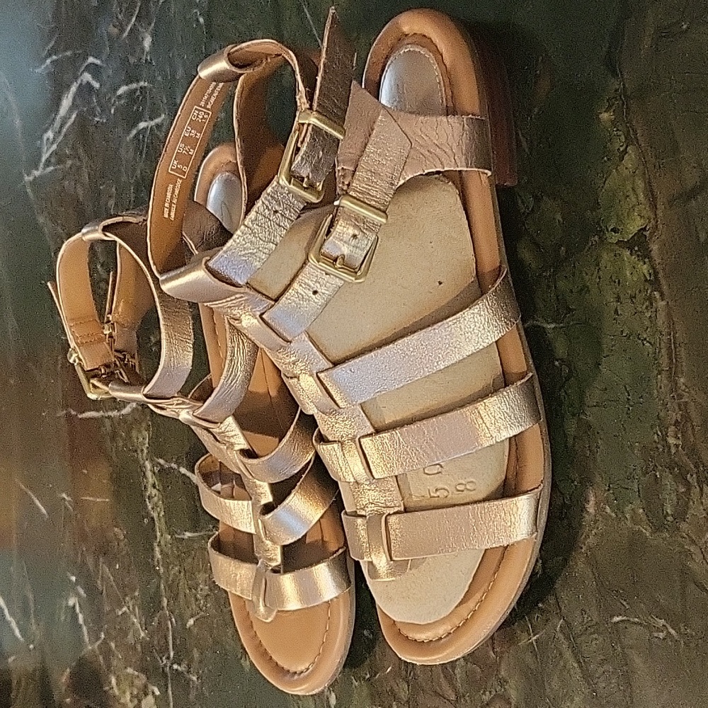 CUTE GOLDEN ANKLE SANDALS.  7.5 - Picture 2 of 6